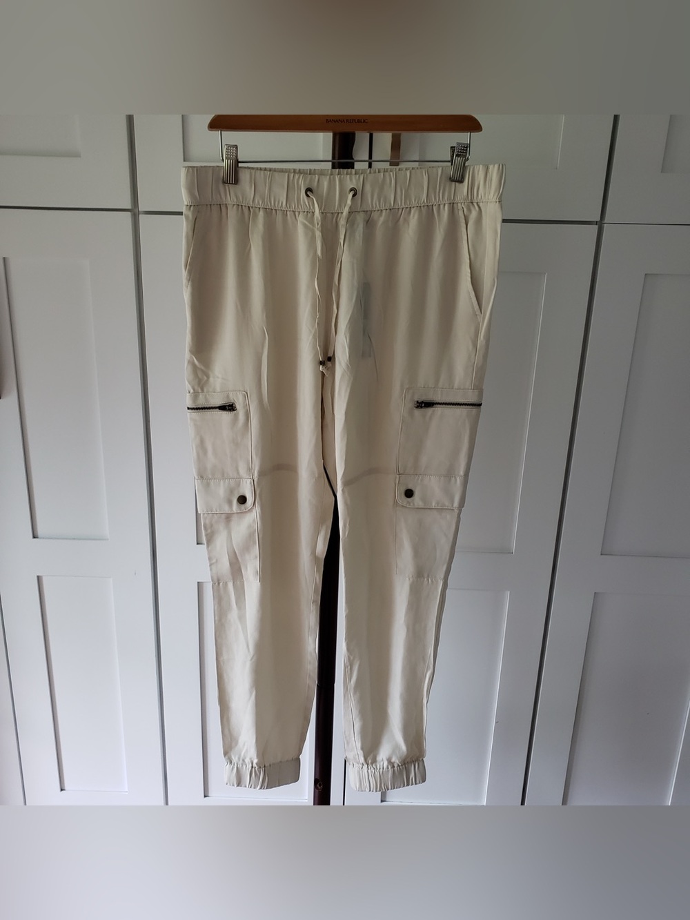 Banana Republic Pants. Women’s Medium. Cream Cargo Joggers. Trousers.